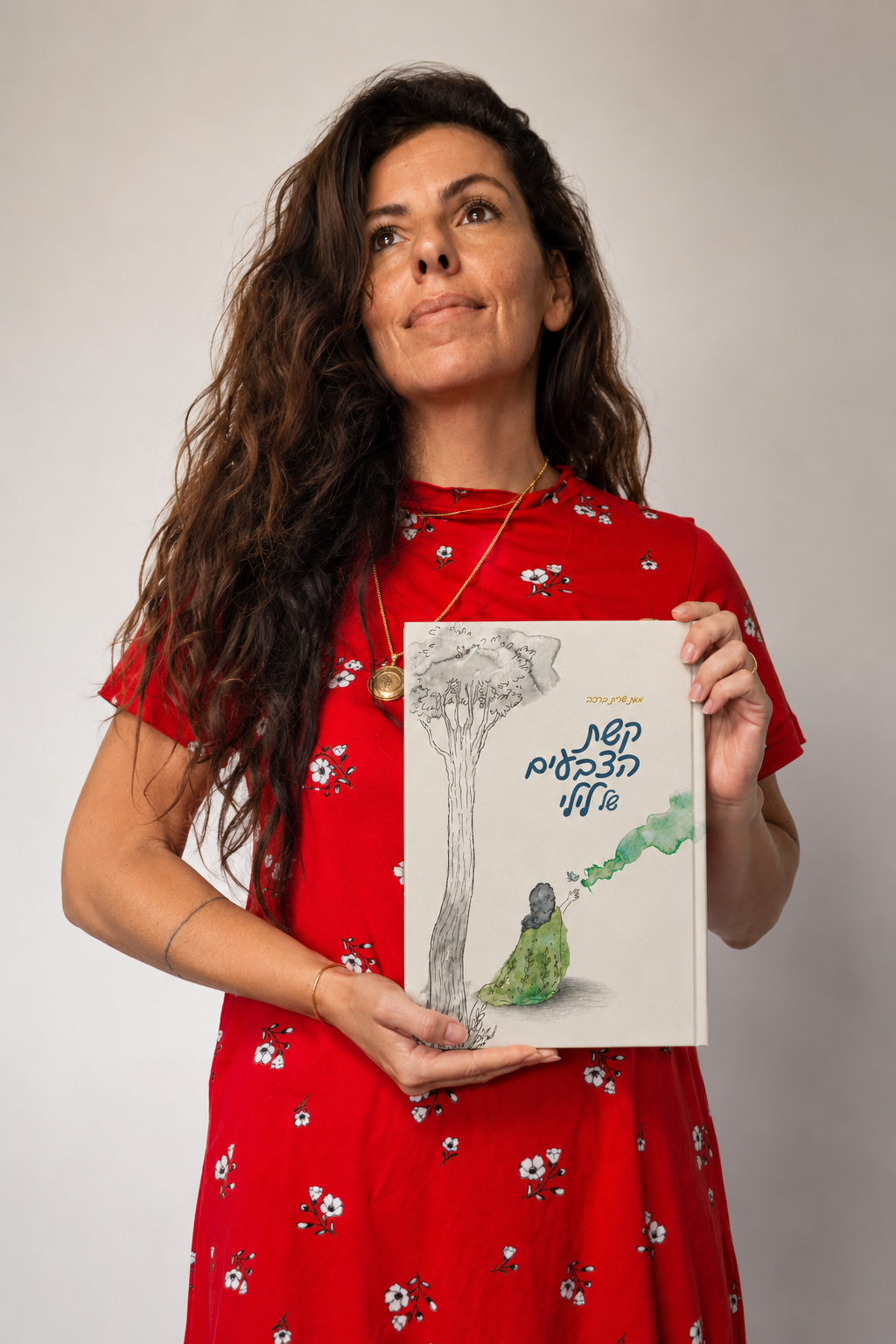 שרית ברכה עם קשת הצבעים של לילי